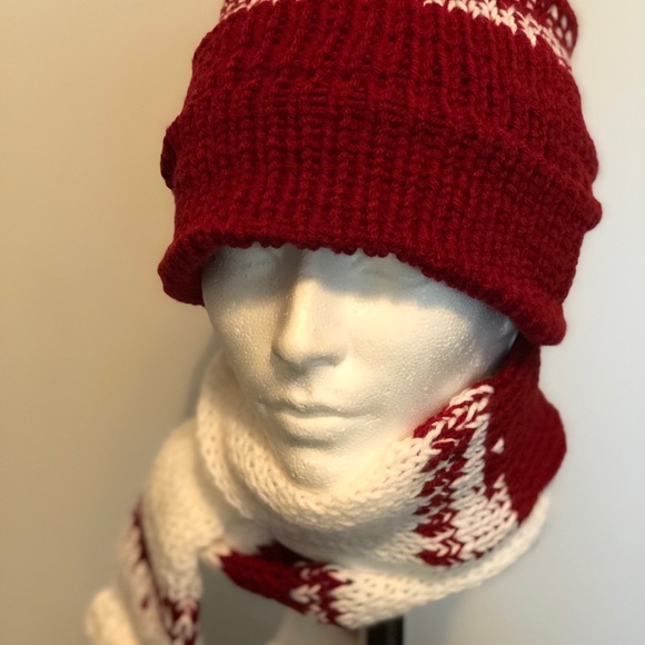 Handmade knitted hat/scarf / glove set. NWOT. - Picture 4 of 8